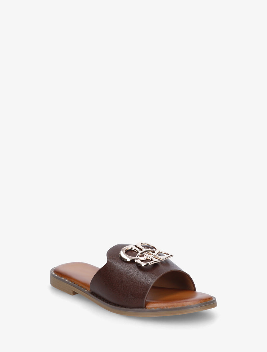 Sandalias planos con hebilla decorativa - Marrón