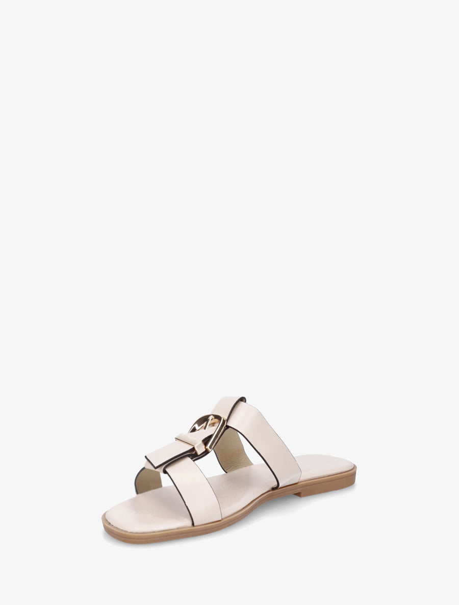 Sandalias con hebilla decorativa - Beige