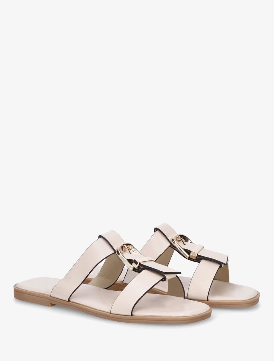 Sandalias con hebilla decorativa - Beige