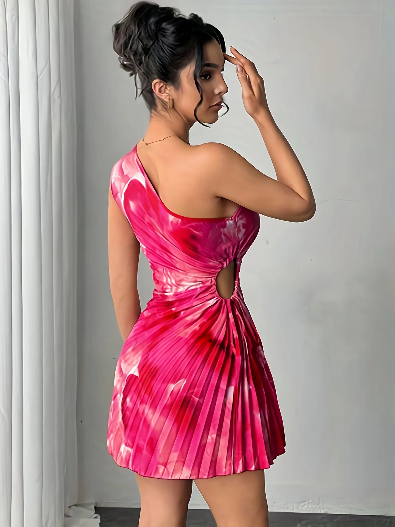 Vestido Elegante Estampado con Corte Asimétrico